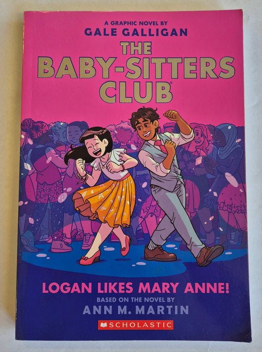 Logan Likes Mary Anne! (The Baby-Sitters Club Graphic Novels #8) by Gale Galligan