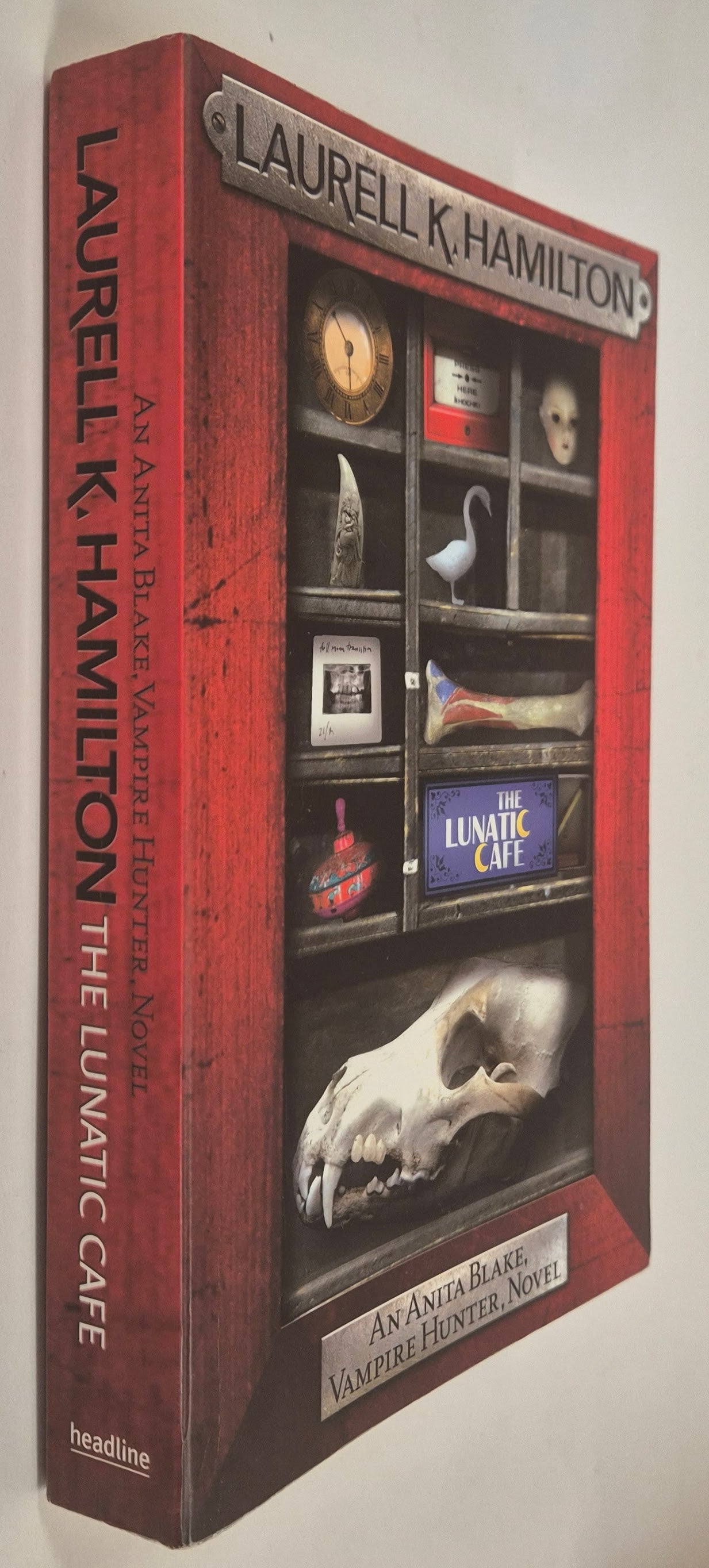 The Lunatic Cafe (Anita Blake Vampire Hunter #4) by Laurell K. Hamilton