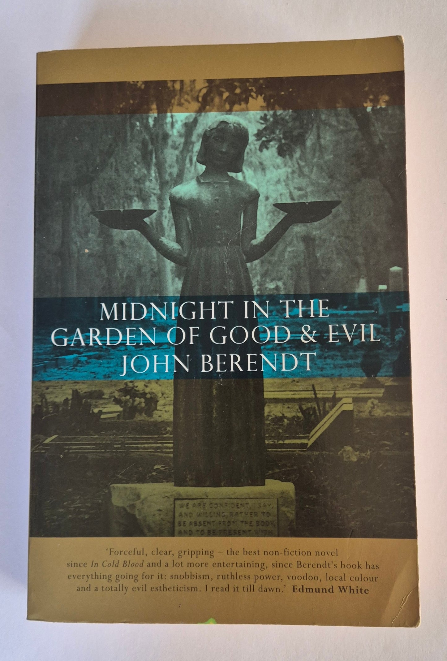 Midnight in the Garden of Good & Evil by John Berendt