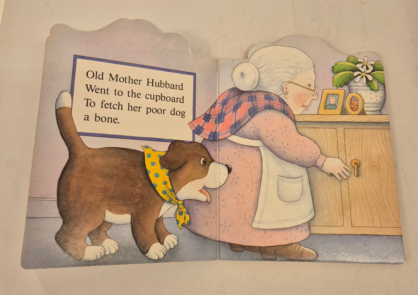 Old Mother Hubbard - Illustrated by Tracey Moroney (Board Book)