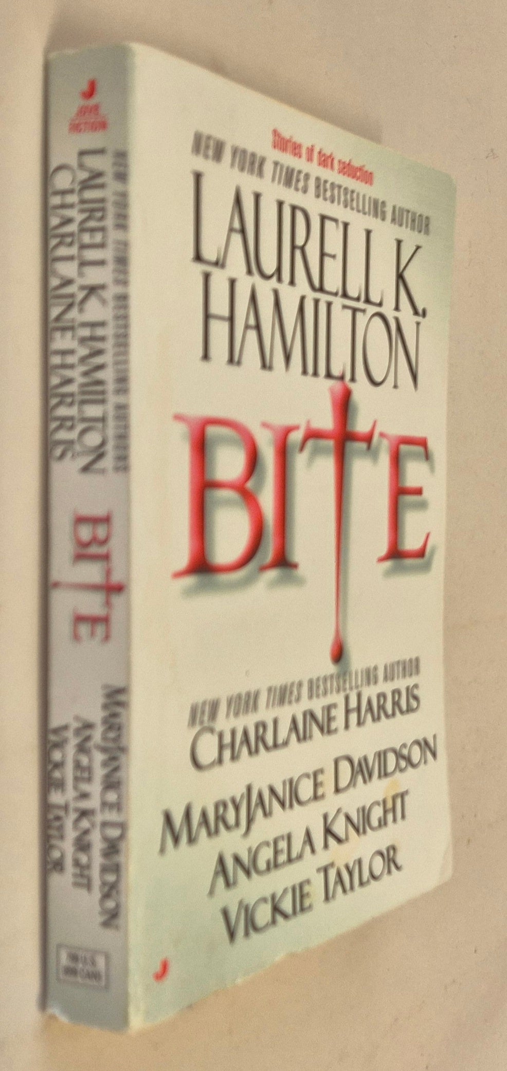 Bite: Stories of Dark Seduction - Laurell K. Hamilton & Others