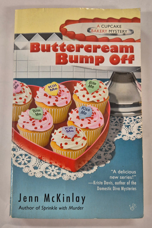 Buttercream Bump Off (Cupcake Bakery Mystery #2) by Jenn McKinlay