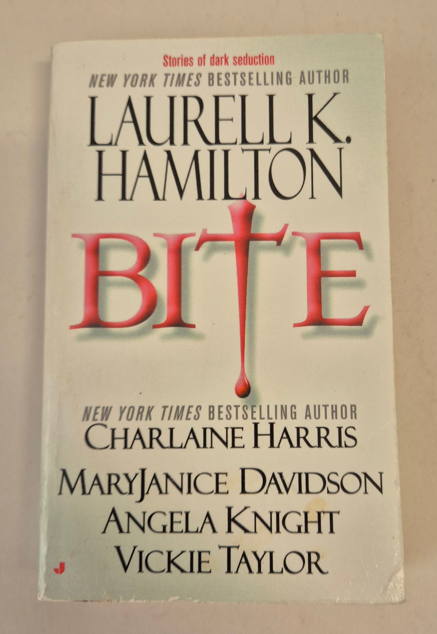 Bite: Stories of Dark Seduction - Laurell K. Hamilton & Others