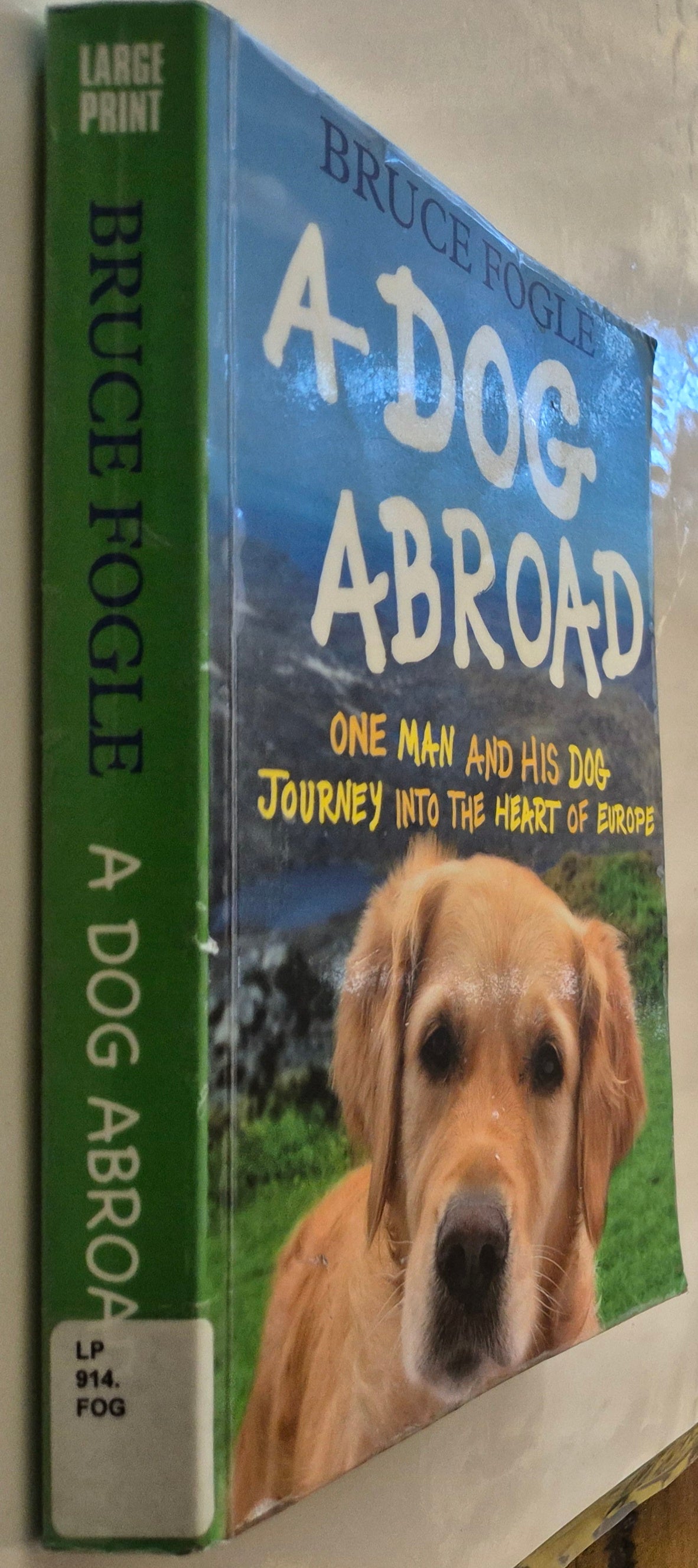 A Dog Abroad by Bruce Fogle (Large Print)