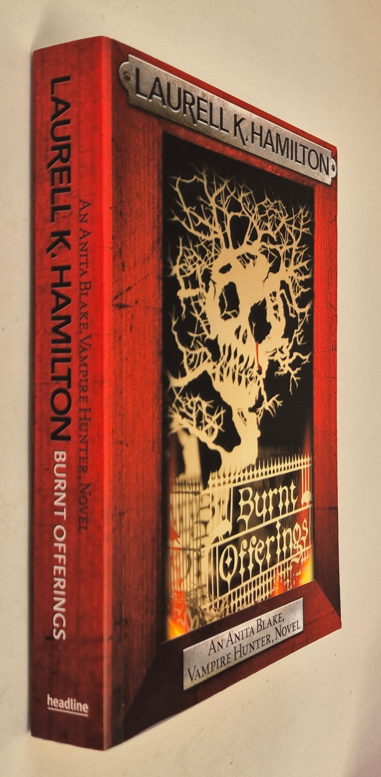 Burnt Offerings (Anita Blake Vampire Huntre #7) by Laurell K. Hamilton