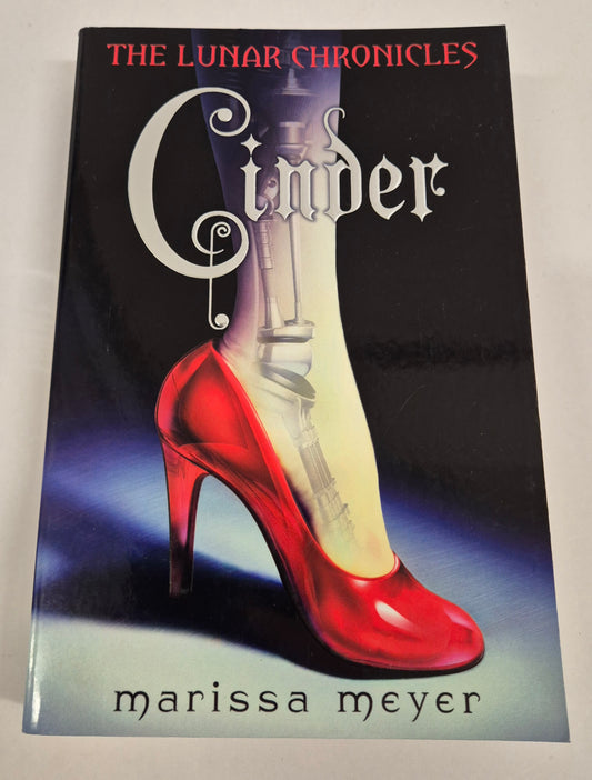 Cinder (The Lunar Chronicles #1) by Marissa Meyer