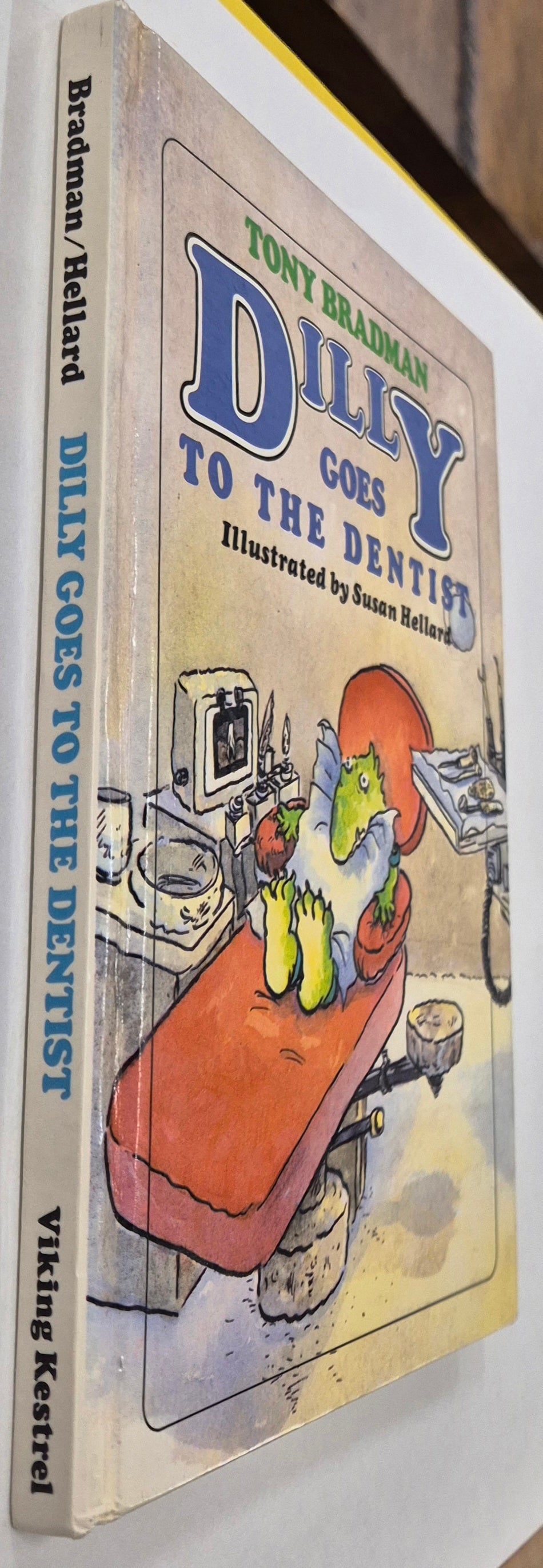 Dilly Goes to the Dentist by Tony Bradman