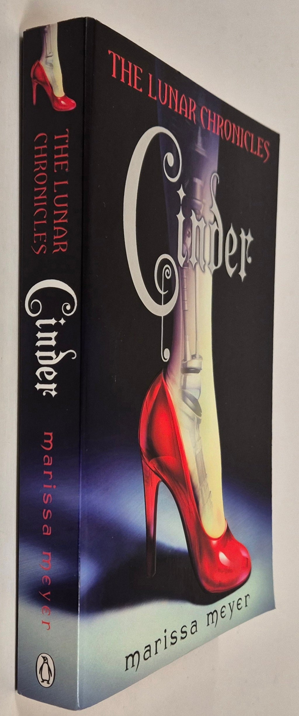 Cinder (The Lunar Chronicles #1) by Marissa Meyer