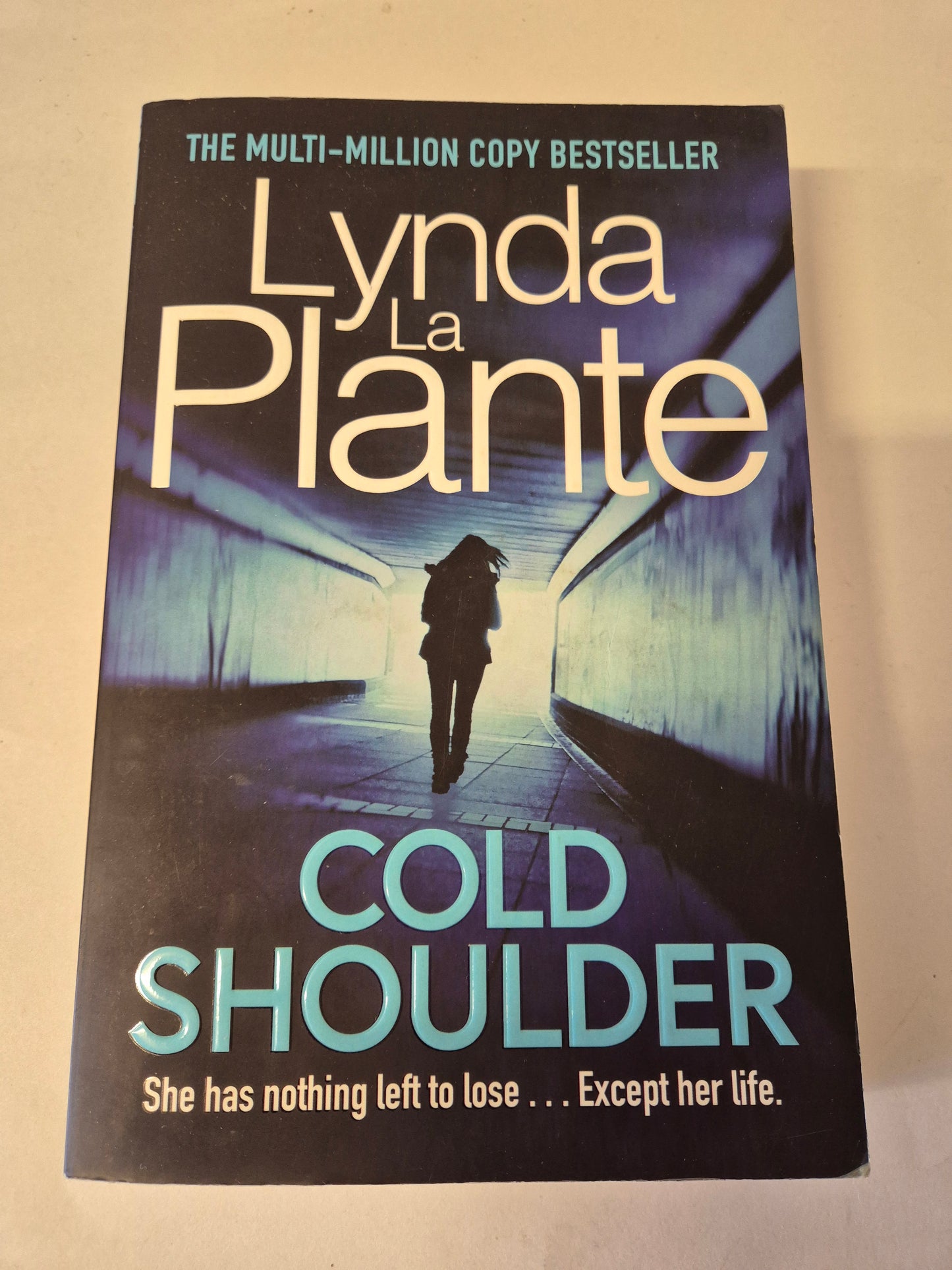 Cold Shoulder (Lorraine Page #1) by Lynda La Plante