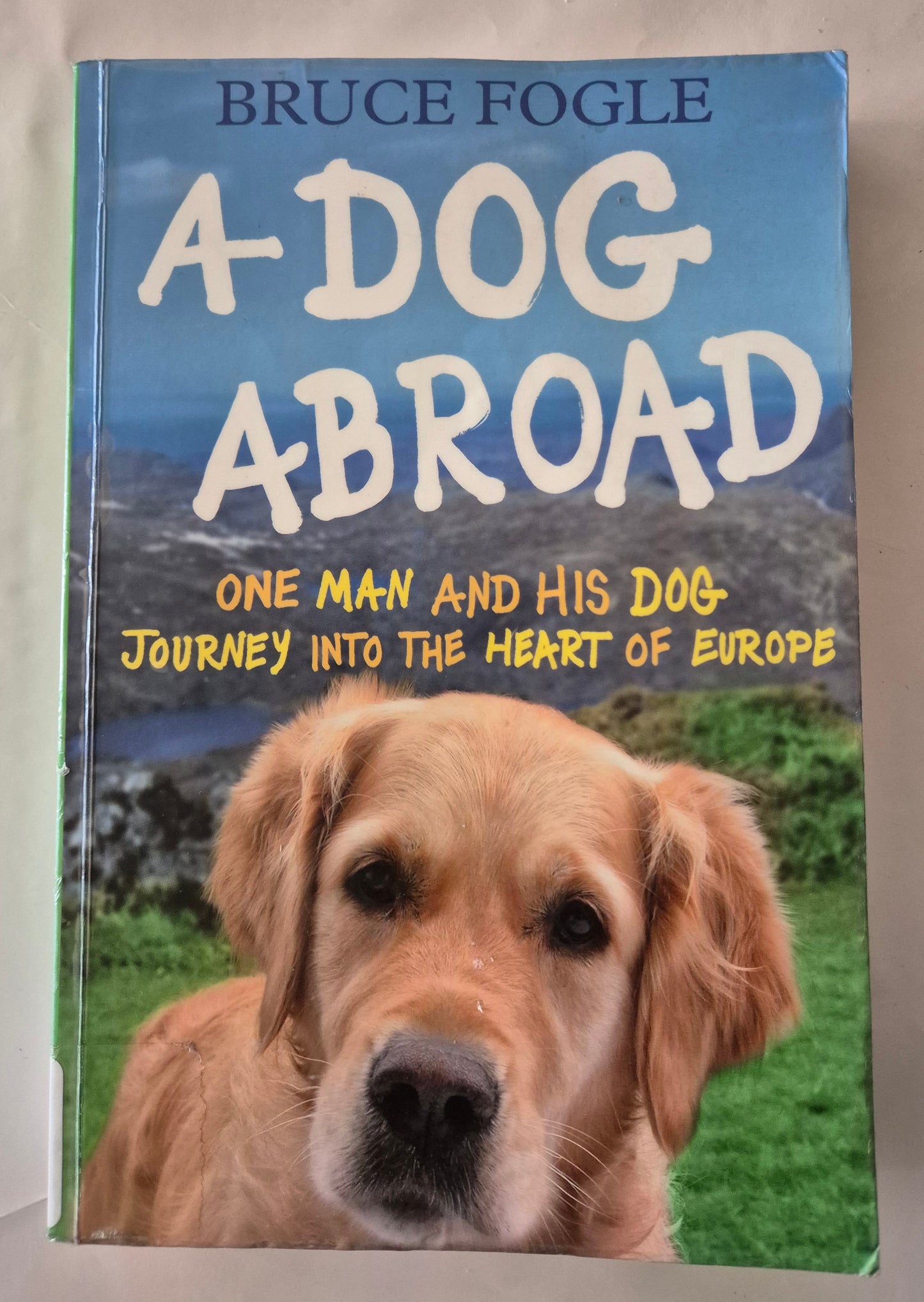 A Dog Abroad by Bruce Fogle (Large Print)