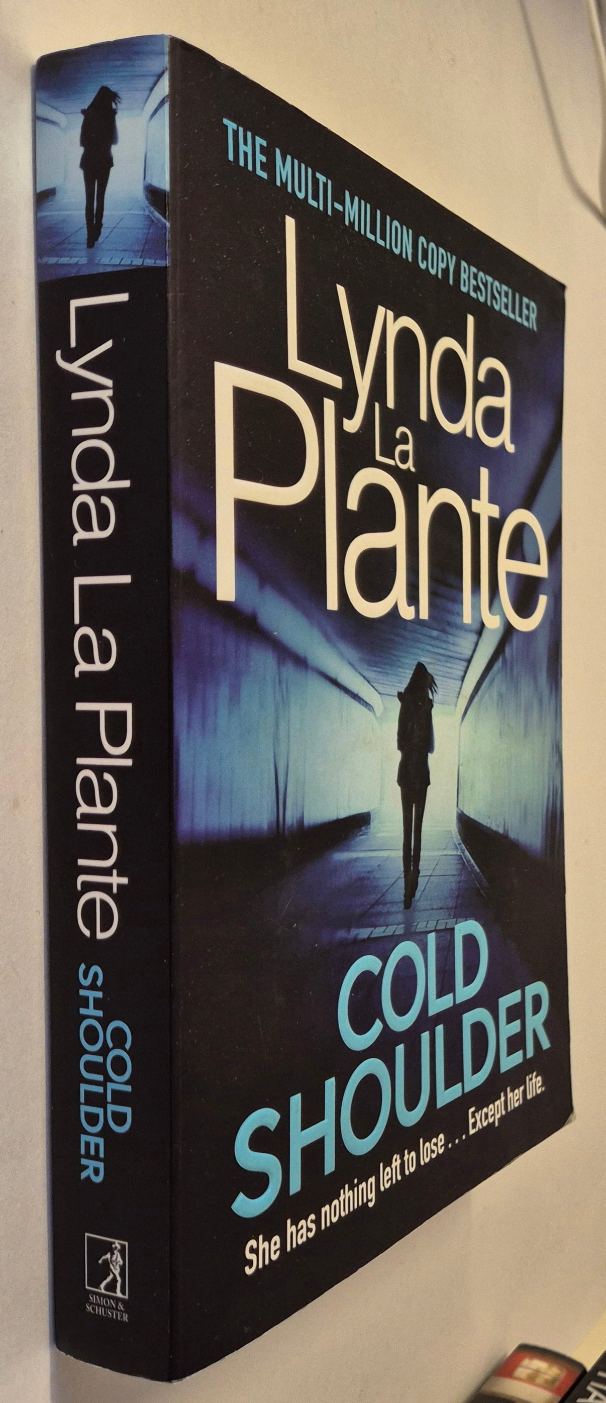 Cold Shoulder (Lorraine Page #1) by Lynda La Plante