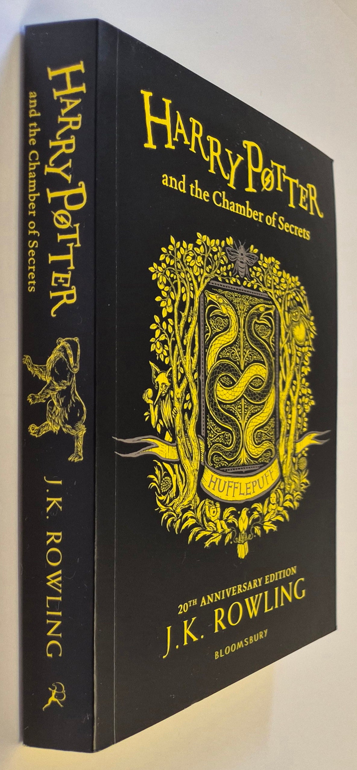 Harry Potter and the Chamber of Secrets (Harry Potter #2) (Hufflepuff Edition) by J. K. Rowling