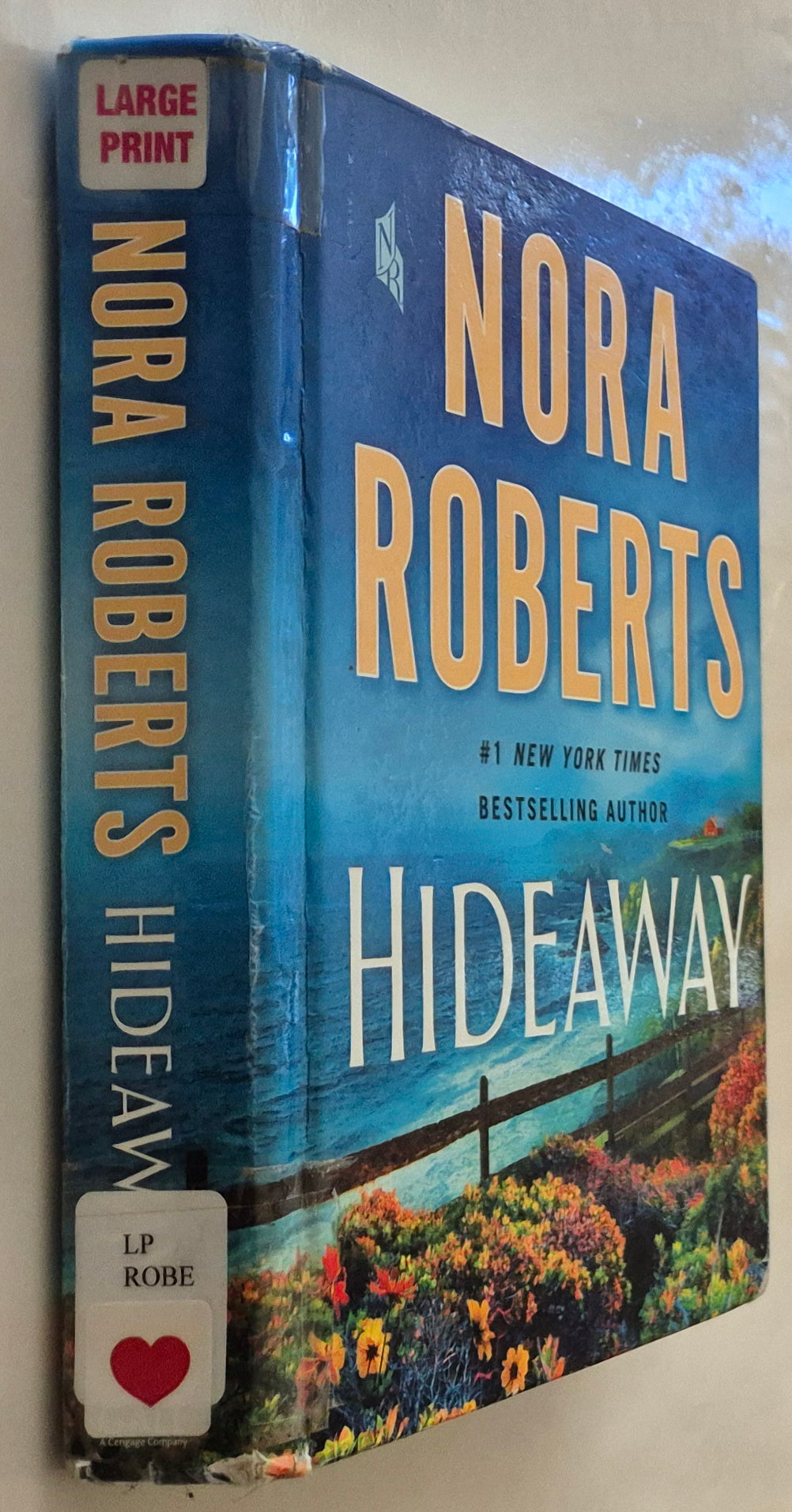 Hideaway by Nora Roberts (Large Print)