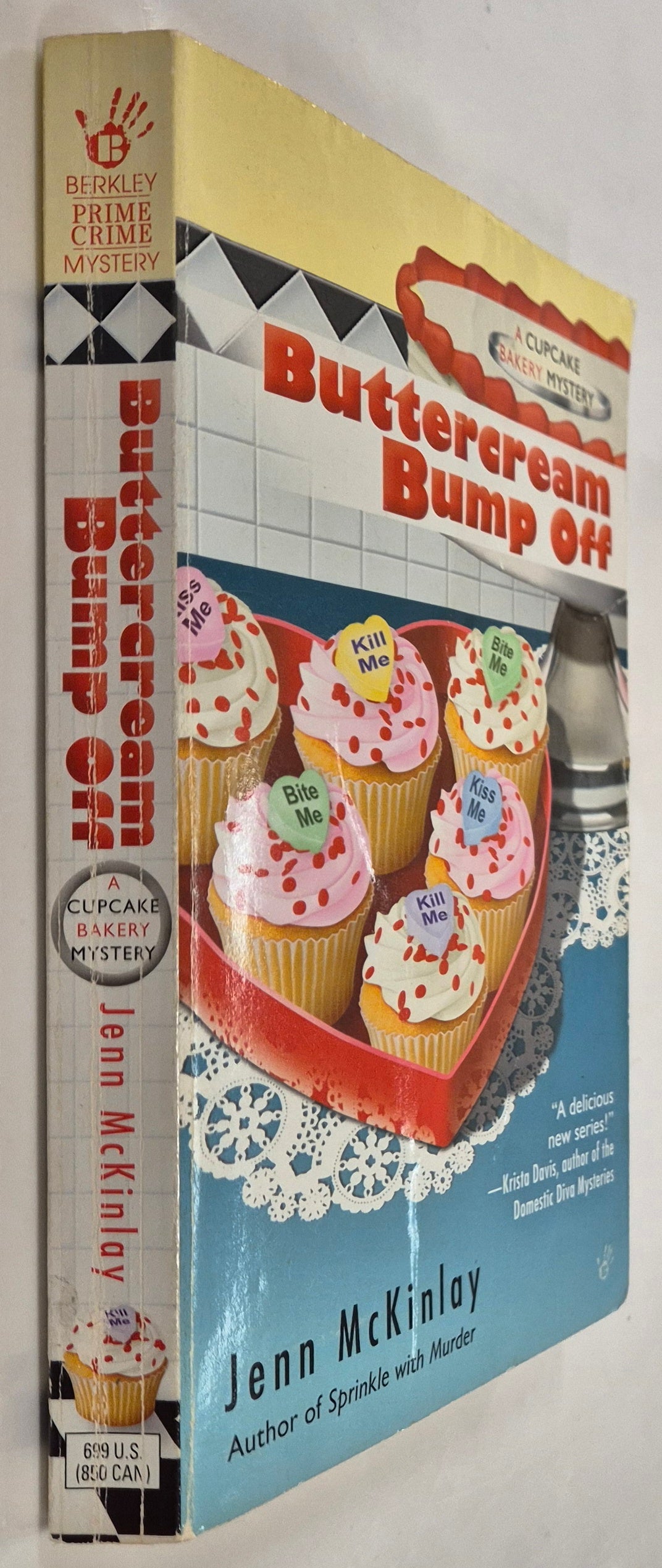 Buttercream Bump Off (Cupcake Bakery Mystery #2) by Jenn McKinlay
