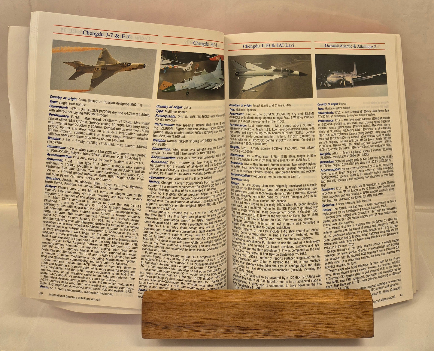 The International Directory of Military Aircraft 2000/01 by Gerard Frawley