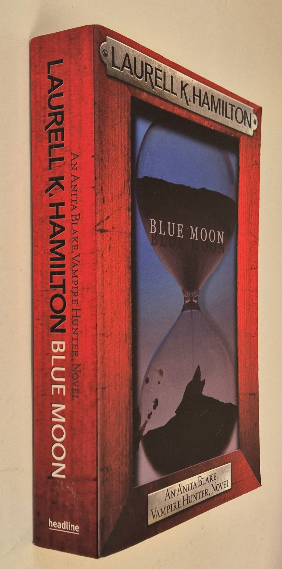 Blue Moon (Anita Blake Vampire Hunter #8) by Laurell K. Hamilton